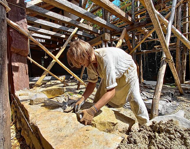 Till Troschke trägt die Kluft der Maurer des 9. Jahrhunderts. Ausnahme: Handschuhe und Stahlkappenschuhe, um der Sicherheit und ...