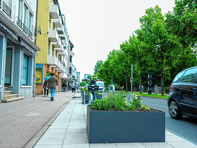 Leben in Friedrichshafen beinhaltet seit Kurzem auch die 20er-Zone mit eingeschränkter Fläche für Autos in der Friedrichstraße.
