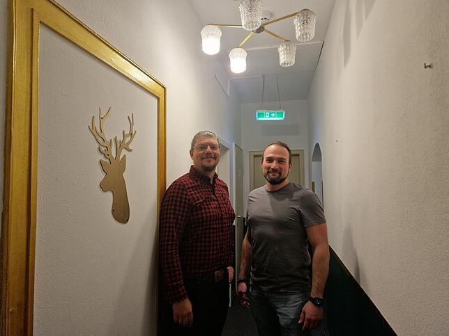 Unterkunftsleiter Haris Mehmedovic und Hendrick Schwabe vom Amt für Bürgerservice, Sicherheit und Ordnung (v.l.) im ehemaligen Hotel ...