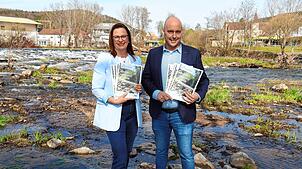 Die Gemeinde Immendingen hat eine neue Fremdenverkehrsbroschüre herausgegeben. Bürgermeister Manuel Stärk und Heike Fritsch vom ...