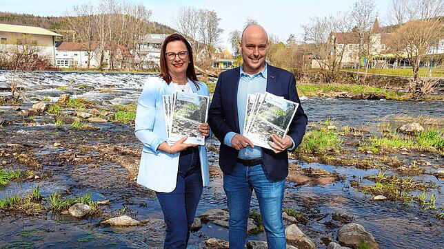 Die Gemeinde Immendingen hat eine neue Fremdenverkehrsbroschüre herausgegeben. Bürgermeister Manuel Stärk und Heike Fritsch vom ...