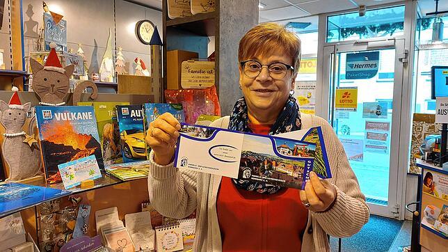Susanne Spachholz, die Vorsitzende des Bonndorfer Handels- und Gewerbereins (HGV), zeigt in ihrem Laden einen der HGV-Gutscheine. Diese ...