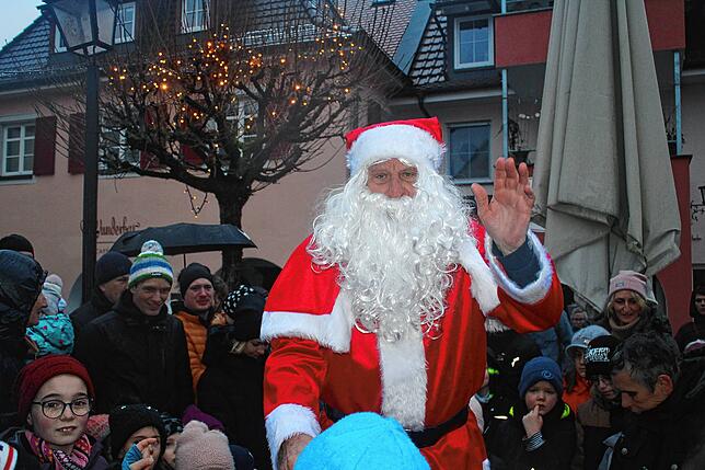 Am Nachmittag schaute sogar der Nikolaus vorbei. Er war schnell umlagert von vielen Kindern und hatte kleine Geschenke für sie dabei.