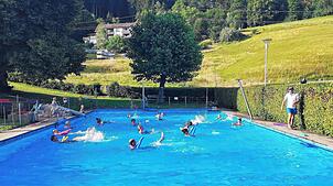 Foto: VereinJeden Mittwochabend wird für Mitglieder des Schweigmatt-Schwimmbadvereins Wassergymnastik angeboten.