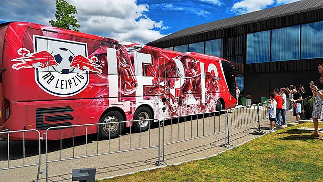 Ein paar Interessierte versammeln sich vor dem Luxushotel, um die Spieler am Mittwochnachmittag zu sehen.