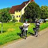 Sandra Häusler und Karlheinz Fahlbusch (von links) stellen in den kommenden Wochen für die SÜDKURIER-Leser Radtouren in der Heimat vor.