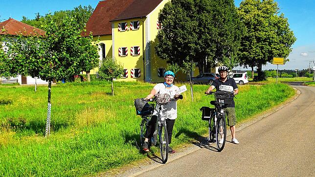 Sandra Häusler und Karlheinz Fahlbusch (von links) stellen in den kommenden Wochen für die SÜDKURIER-Leser Radtouren in der Heimat vor.