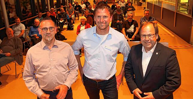 Gruppebnild mit Bürgermeister Andreas Osner (links): Martin Müller (Mitte) und sein Vorgänger Thomas Keck.