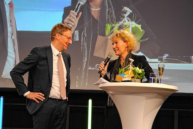 Die neue Erste Beigeordnete Petra Dorfmeister gibt ihren Einstand auf der Bühne des Neujahrsempfangs. Links neben ihr Oberbürgermeister ...