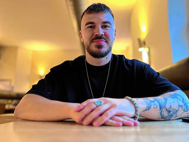 Die Spaghetti sind schon abgeräumt. Fabian Bader beim Termin mit dem SÜDKURIER.