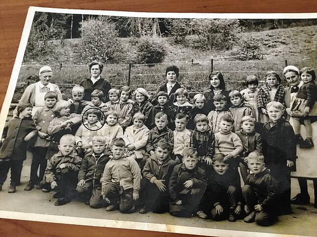 Angela Koch (Kreis) als Vierjährige inmitten der Kurkinder in Bad Dürrheim.