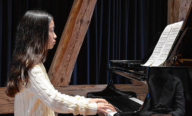 Eine der Klavierschülerinnen der Musikschule bei der Matinee im Februar 2024 in der Mittleren Kaplanei.