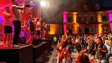 Eine Stadt feiert im Lichterglanz: Brasstastisch spielen am Freitagabend auf der Hauptbühne am Rathausplatz.