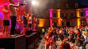 Eine Stadt feiert im Lichterglanz: Brasstastisch spielen am Freitagabend auf der Hauptbühne am Rathausplatz.