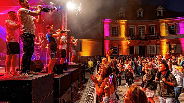 Eine Stadt feiert im Lichterglanz: Brasstastisch spielen am Freitagabend auf der Hauptbühne am Rathausplatz.