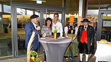 Bürgermeister Josef Herdner (v.l.) dankt den Organisatoren Gaby Deck und Francesca Hermann. Zum Bild gehören Mitglieder der ...