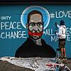 In Los Angeles hat ein Künstler in Gedanken an den getöteten George Floyd ein Graffiti an eine Wand gesprüht. Auf dem Mund von Floyd ...