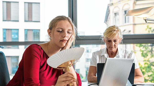 Heiß, heißer, Büro: Wenn im Sommer die Temperaturen steigen – dürfen Arbeitnehmer dann auf Hitzefrei hoffen?