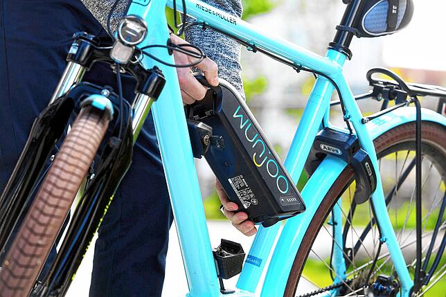 E-Bikes haben abnehmbare Akkus, die oft in Garagen oder Kellern aufgeladen werden. Doch wo sollte man einen Pedelec-Akku am besten ...