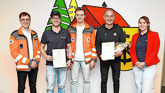 Zwei Bürger werden geehrt: Marvin Dorer für zehnmal Blutspenden sowie Michael Eschle für seinen großen Einsatz als Vorsitzender des FC ...