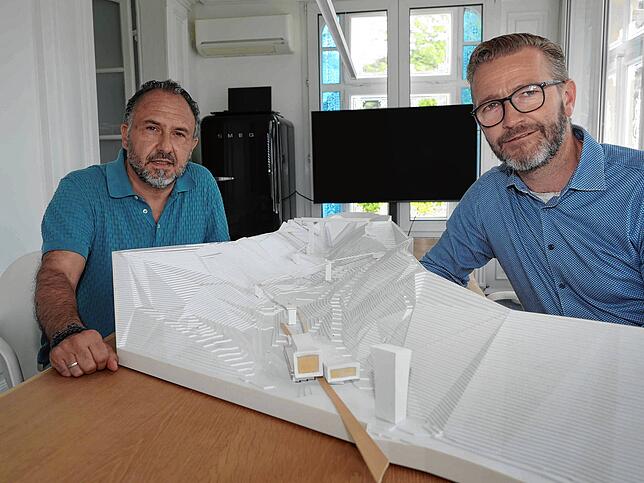 Wie für sie der Seltenbach einmal aussehen soll, haben Gilberto Cammisa und Stephan Vatter in einem Modell nachgebaut.