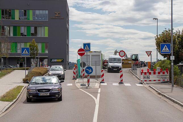 Die Sanierung der ersten Brückenseite hat begonnen. Der Verkehr wird umgeleitet und auch Fußgänger müssen Umwege in Kauf nehmen.