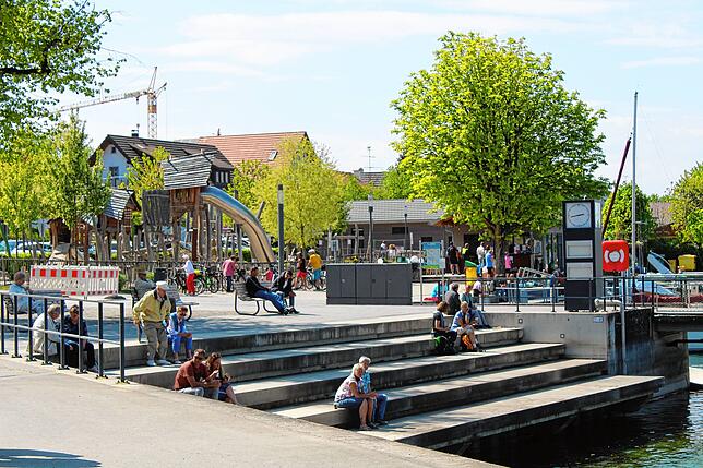 Im Hafenbereich von Bodman waren am Sonntagnachmittag recht viele Menschen unterwegs. Meist saßen sie zu zweit auf Bänken und Treppenstufen.