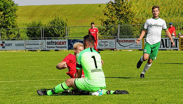 Bild 15: Aufsteiger SV Waldhaus gewinnt gegen den FC Grießen mit 2:1 &ndash; und wir haben die Bilder!