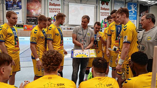Die Spieler der HSG Konstanz mit ihrem Trainer Jörg Lützelberger (Mitte) beim Heimspiel vor einer Woche gegen die Reserve der HBW ...