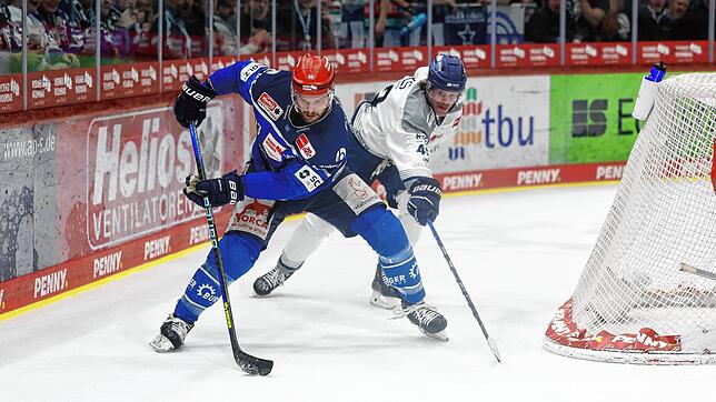 Sebastian Uvira (vorne) geht in die dritte Saison bei den Schwenninger Wild Wings.