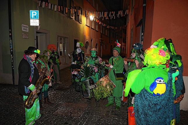 Bild 33: Konstanzer Straßenfasnacht 2025: Am Rosenmontag steigt die Stimmung nochmals