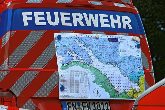 Am Heck eines Feuerwehrfahrzeugs ist eine Karte angebracht, auf der der Bodensee in Suchfelder eingeteilt ist.