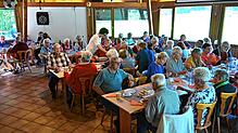 Gemütliches Zusammensein: Helfer des Senioren-Treff Gurtweil bewirten ihre Gäste mit verlockenden Angeboten vom Grill. Foto: Alfred Scheuble