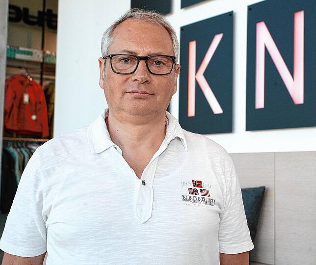 „Wir müssen die Stadt retten“, sagt Peter Kolb, Inhabervon Sport Gruner, der vom Staat erwartet, dass er die Betriebe mit ...
