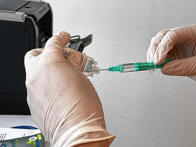 Der Biontech-Impfstoff muss vor dem Spritzen mit Kochsalzlösung verdünnt werden.