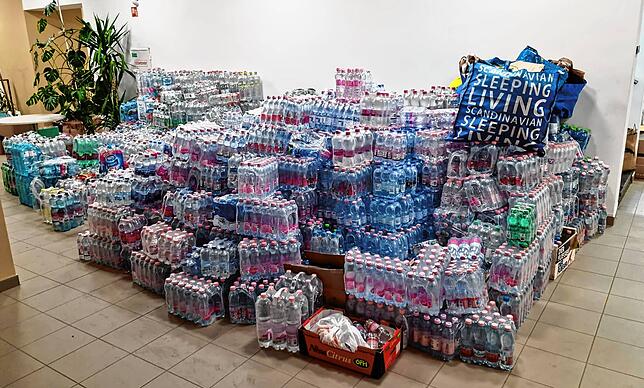 Auch Trinkwasser in Flaschen wird benötigt, um die Menschen zu verpflegen.