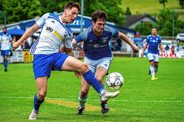 Zweikampf: Der Weizener Fabian Baumann (links) kommt vor Axel Schey an den Ball. Der FC Weizen setzte sich im Wutachtal-Derby gegen den ...