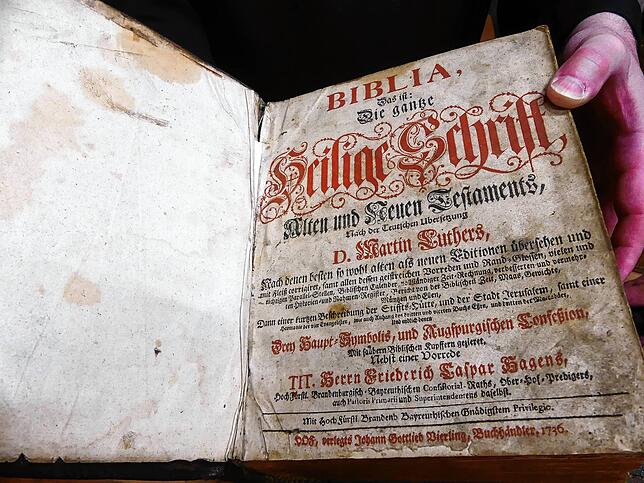 Die erste Seite der Lutherbibel von 1736, die nach der Übergabe durch den Finder künftig im Beuroner Kloster ihren Platz hat.
