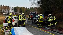 Eine eingeklemmte Autofahrerin musste von der Feuerwehr aus ihrem Fahrzeug befreit werden.