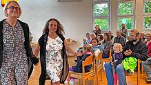 Ein Zeichen für Nachhaltigkeit setzen wollte Pastorin Annette Schöllhorn (rechts) mit einer Modeschau aus dem Kleiderladen. „Da findet ...