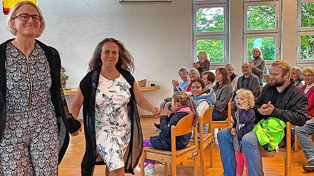 Ein Zeichen für Nachhaltigkeit setzen wollte Pastorin Annette Schöllhorn (rechts) mit einer Modeschau aus dem Kleiderladen. „Da findet ...
