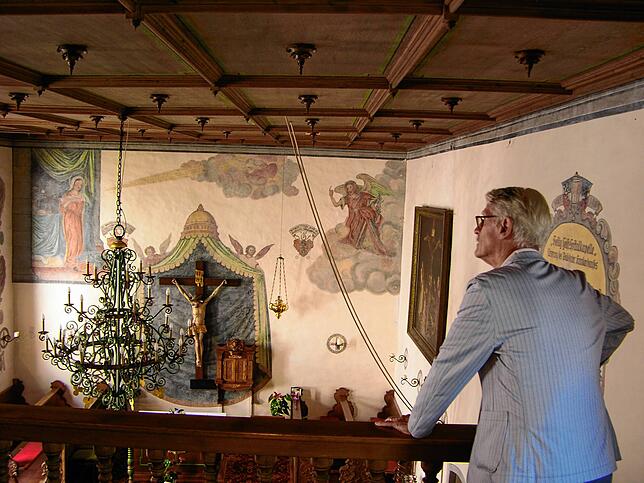 Der Zunftmeister von 1985, Willy Riegger, selbst ehrenamtlich für den Denkmalschutz engagiert, kann bei bei Führungen durch die Kapelle ...