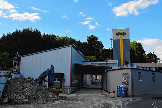 Der Futtermittelhersteller Fulminant im Stockacher Ortsteil Zizenhausen hat in eine moderne Versandhalle (im Vordergrund) investiert. ...