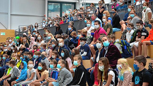 Einschulungsfeier mit Maske: Eltern, Schüler und Lehrer mussten einen Mund-Nasen-Schutz tragen bei der Einschulung der ...