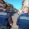 Die Stadtpolizisten Alexander Rode und Patrick Selmer auf Patrouille in der Waldshuter Kaiserstraße.