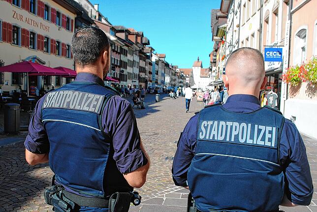 Die Stadtpolizisten Alexander Rode und Patrick Selmer auf Patrouille in der Waldshuter Kaiserstraße.