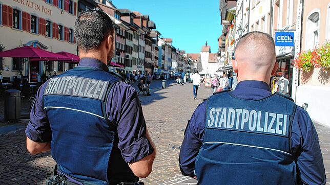 Die Stadtpolizisten Alexander Rode und Patrick Selmer auf Patrouille in der Waldshuter Kaiserstraße.