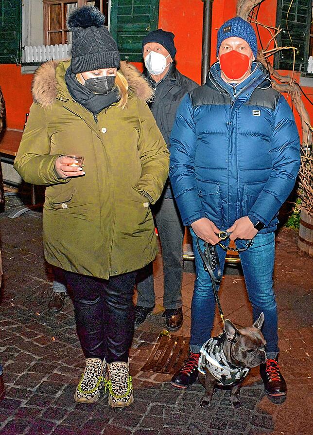 Die gebürtige Meersburgerin Monja Endress ist mit ihrem Partner Tobias Weigert und Bulldogge Leopold eigentlich wegen der Fasnet im ...