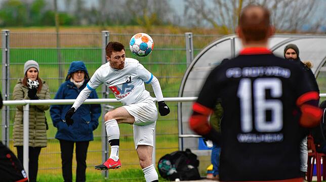 Bild 1: FC Erzingen siegt trotz Unterzahl mit 5:2 gegen den FC RW Weilheim &ndash; und wir haben die Bilder!
