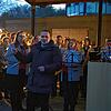 Zur Krönung des Wahlabends in Hohentengen dirigiert der neu gewählte Bürgermeister Jürgen Wiener das Stück &bdquo;Hoch Badnerland&ldquo;.